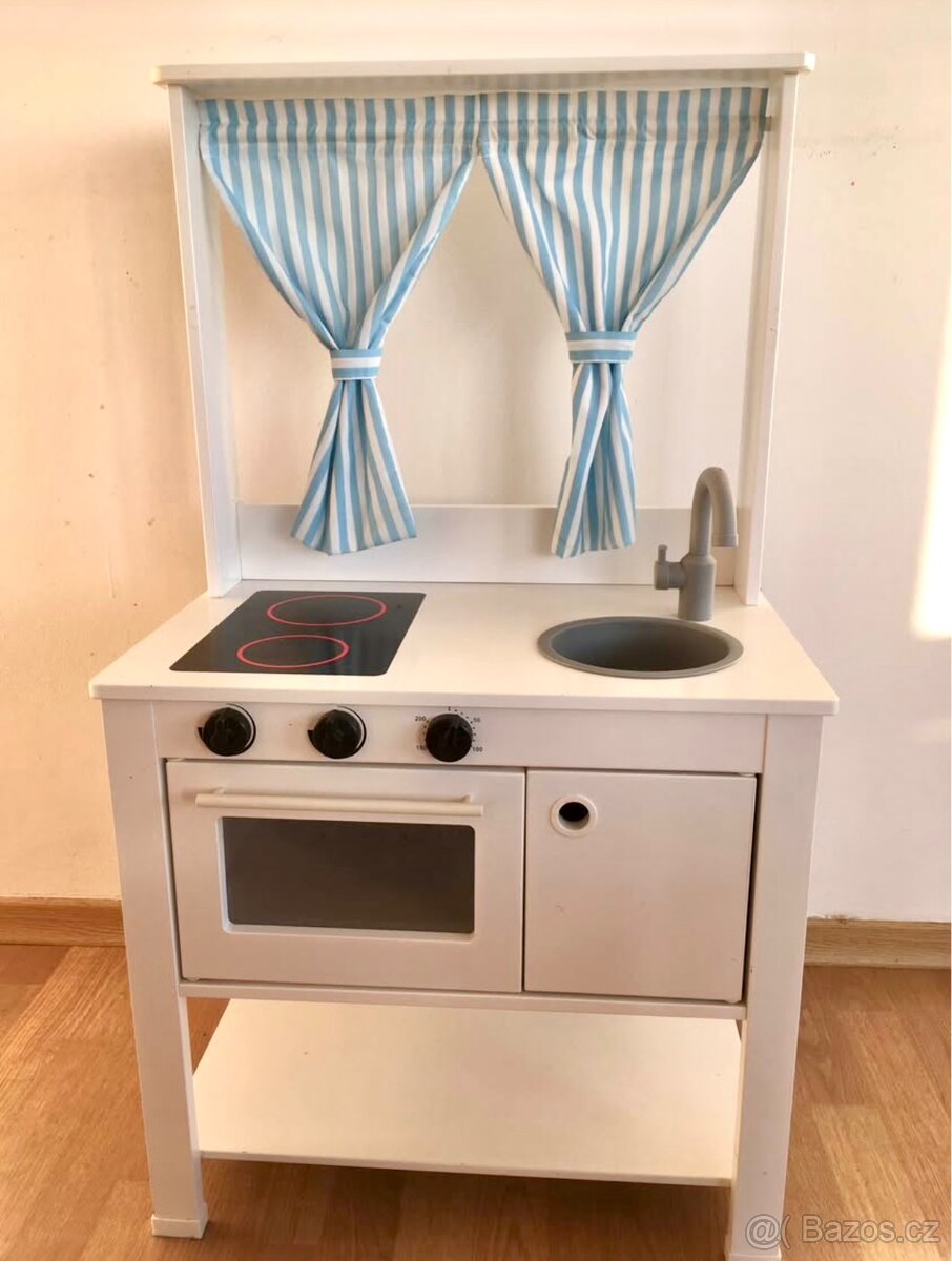 Dětská kuchyňka s nádobím
