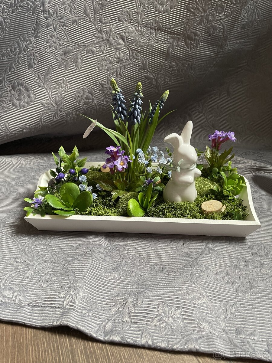 jarni dekorace na stůl s modrincem