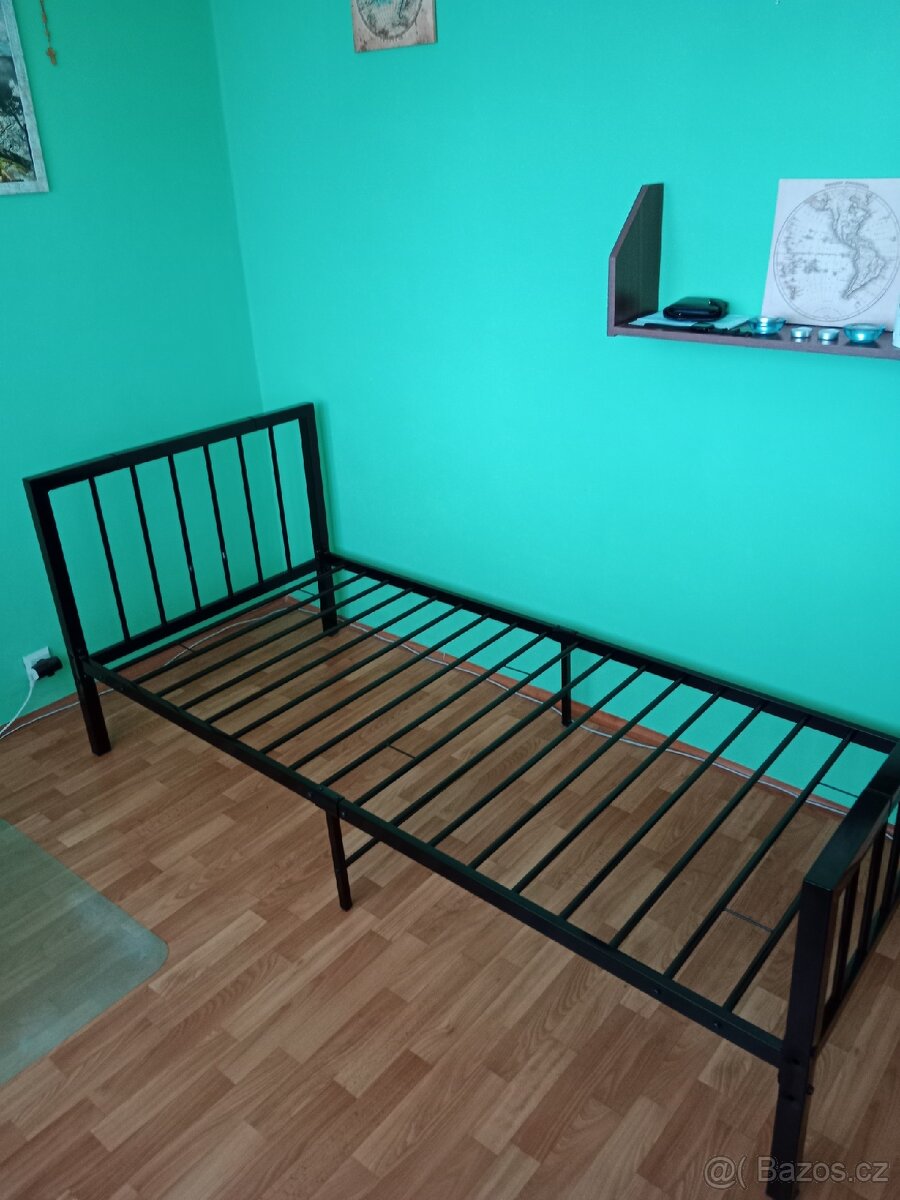 Kovový rám postele s kovovým roštem