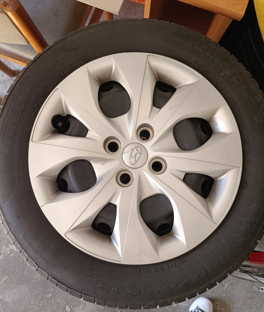 Prodám kompletní kola i s originálními poklicemi Hyundai.