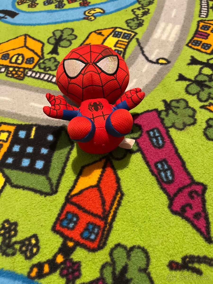 Plyšák Spiderman ve skvělé formě.