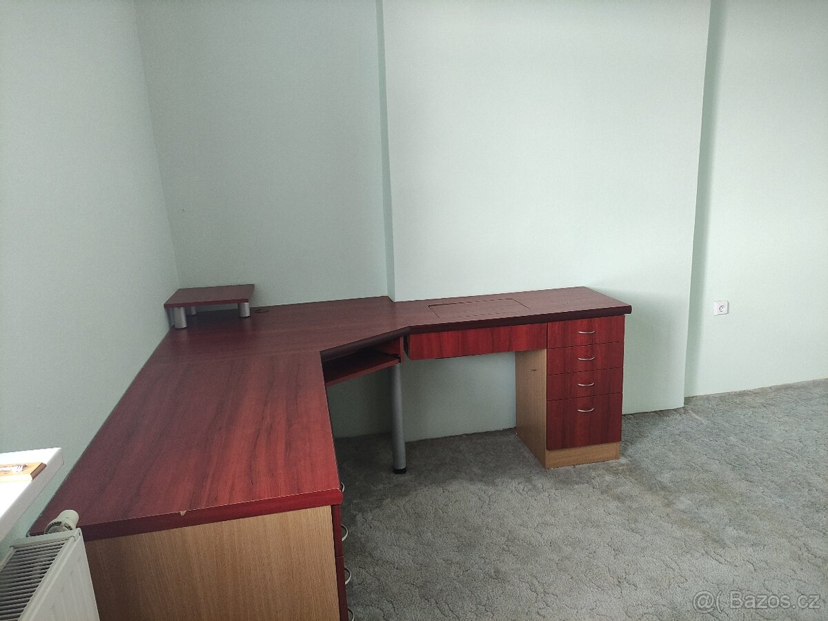 Skříně a stůl