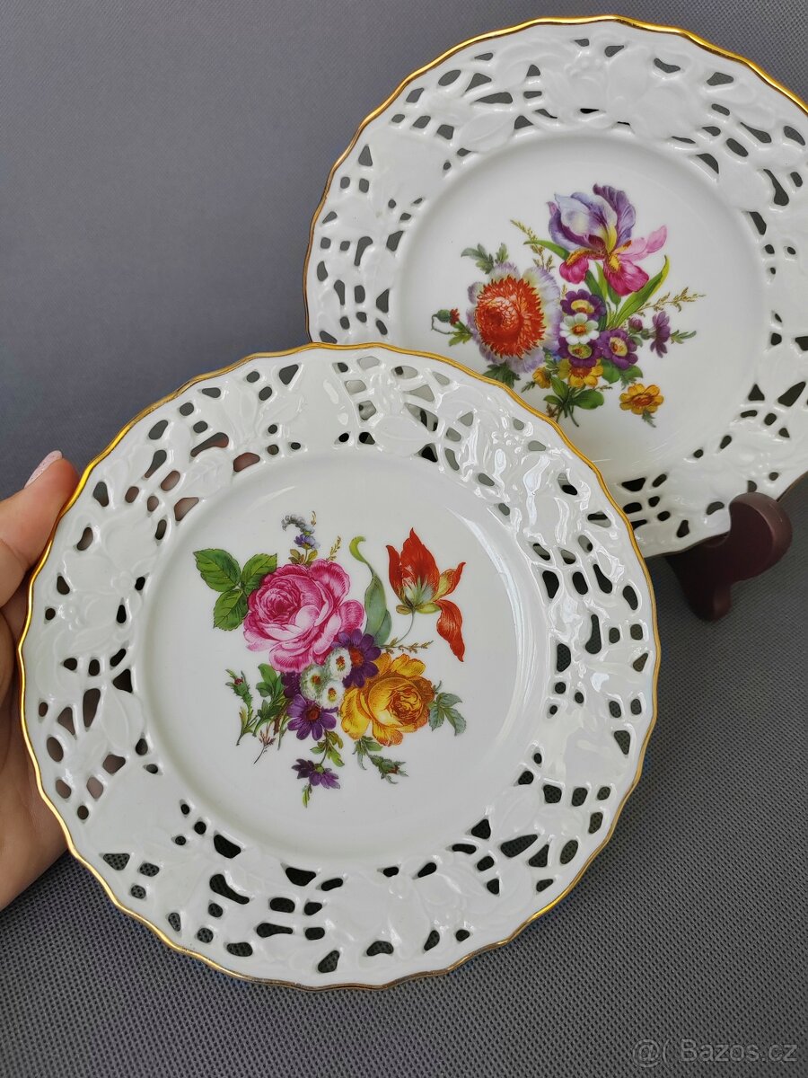 Dva dekorativní porcelánové talíře s prolamovanými okraji