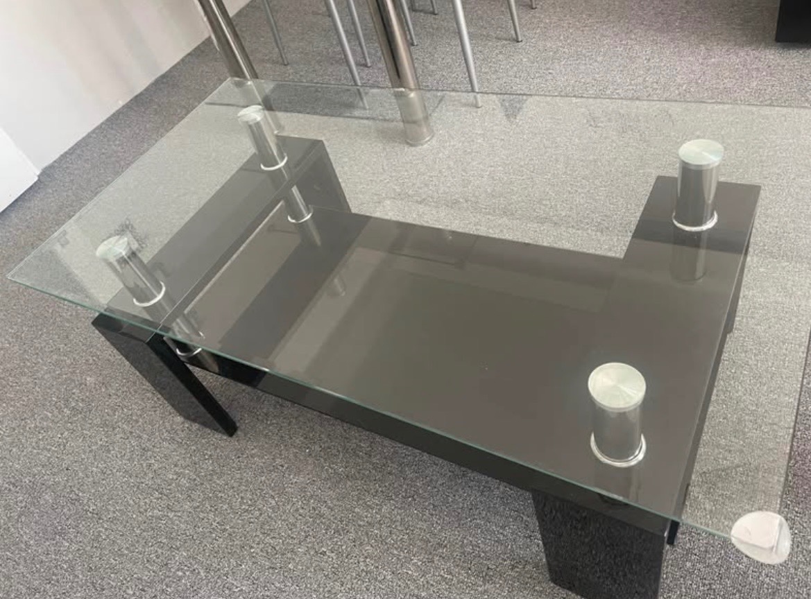 Skleněný konferenční stolek