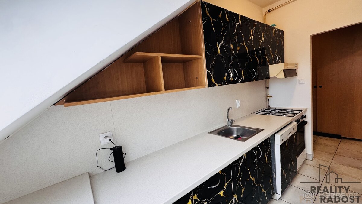 Pronájem prostorného podkrovního bytu 3+1 v Hodoníně – ulice