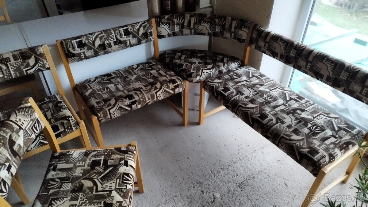 Rohová jídelní lavice se dvěma židlemi