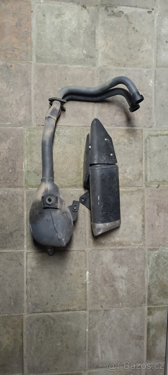 Yamaha r3 výfuk a svody