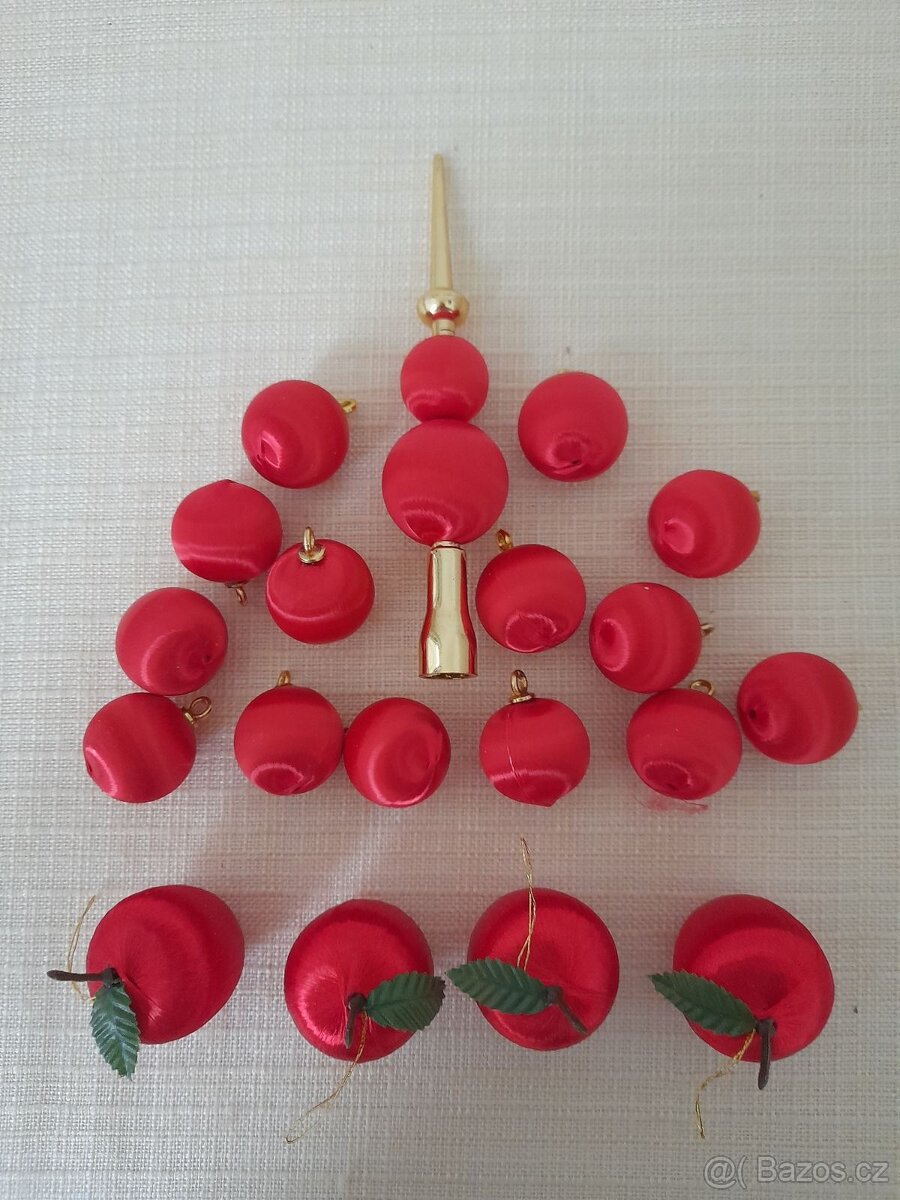 Sada retro vintage červených vánočních ozdob se špičkou