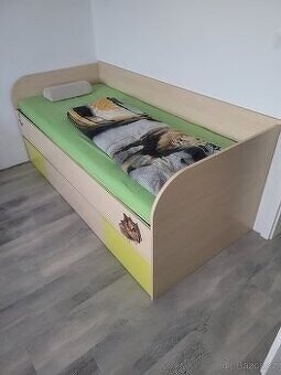 Postel se šuplíky od truhláře