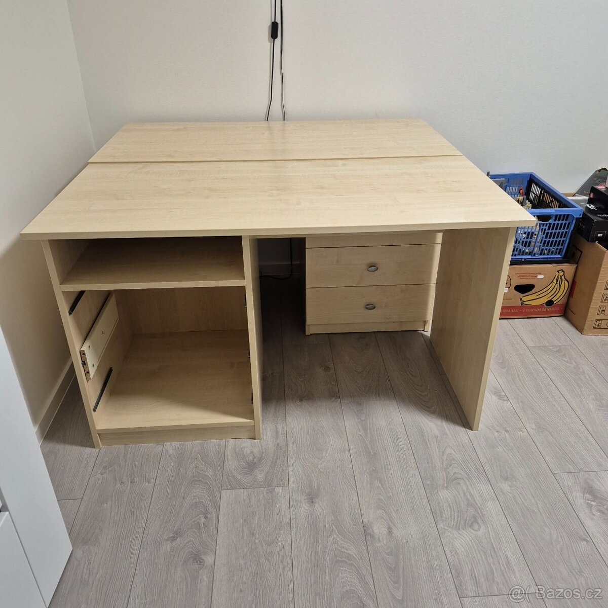 Světlý psací stůl 125x60cm bez šuplíků