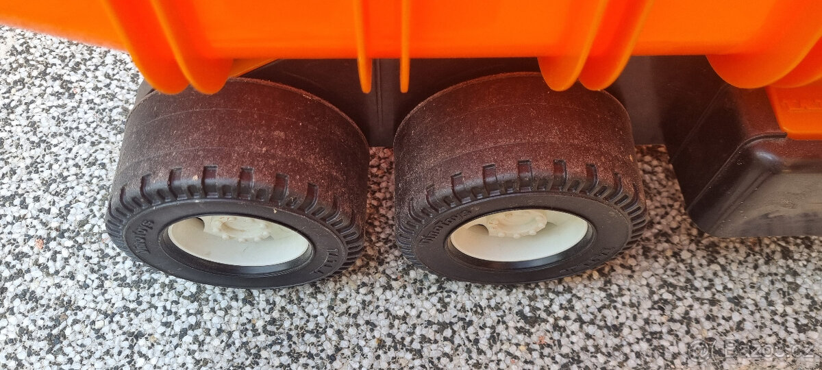 Oranžová Tatra 148