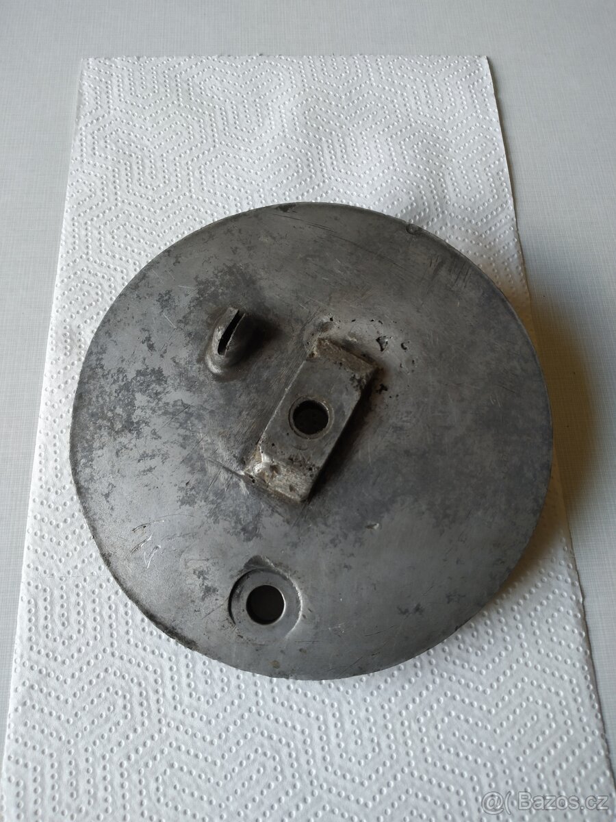 Přední brzdový štít velký půlbuben