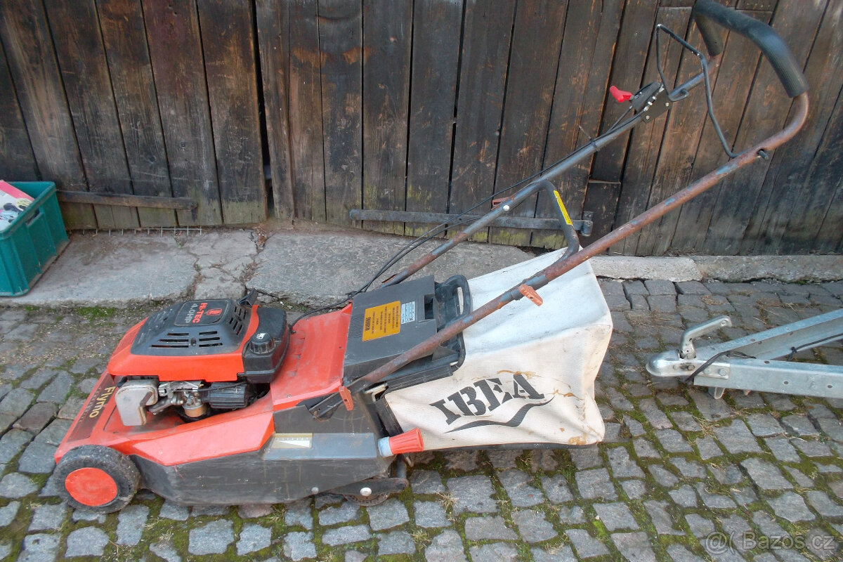 Benzínová sekačka Flymo s pojezdem