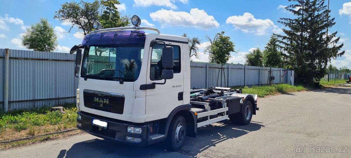 MAN TGL 12.220 4x2 BL - hákový nosič kontejnerů TECHNOCAR