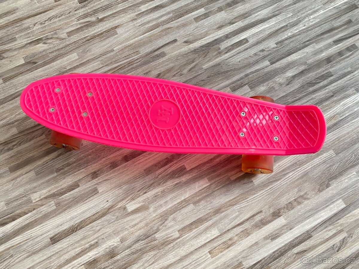 Růžový skateboard