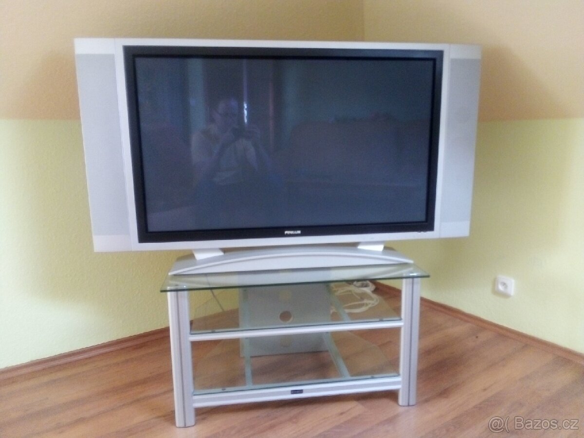 Velká televize Finlux (úhl. 108 cm) + příslušenství