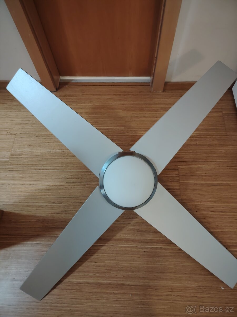 Stropní ventilátor se světlem