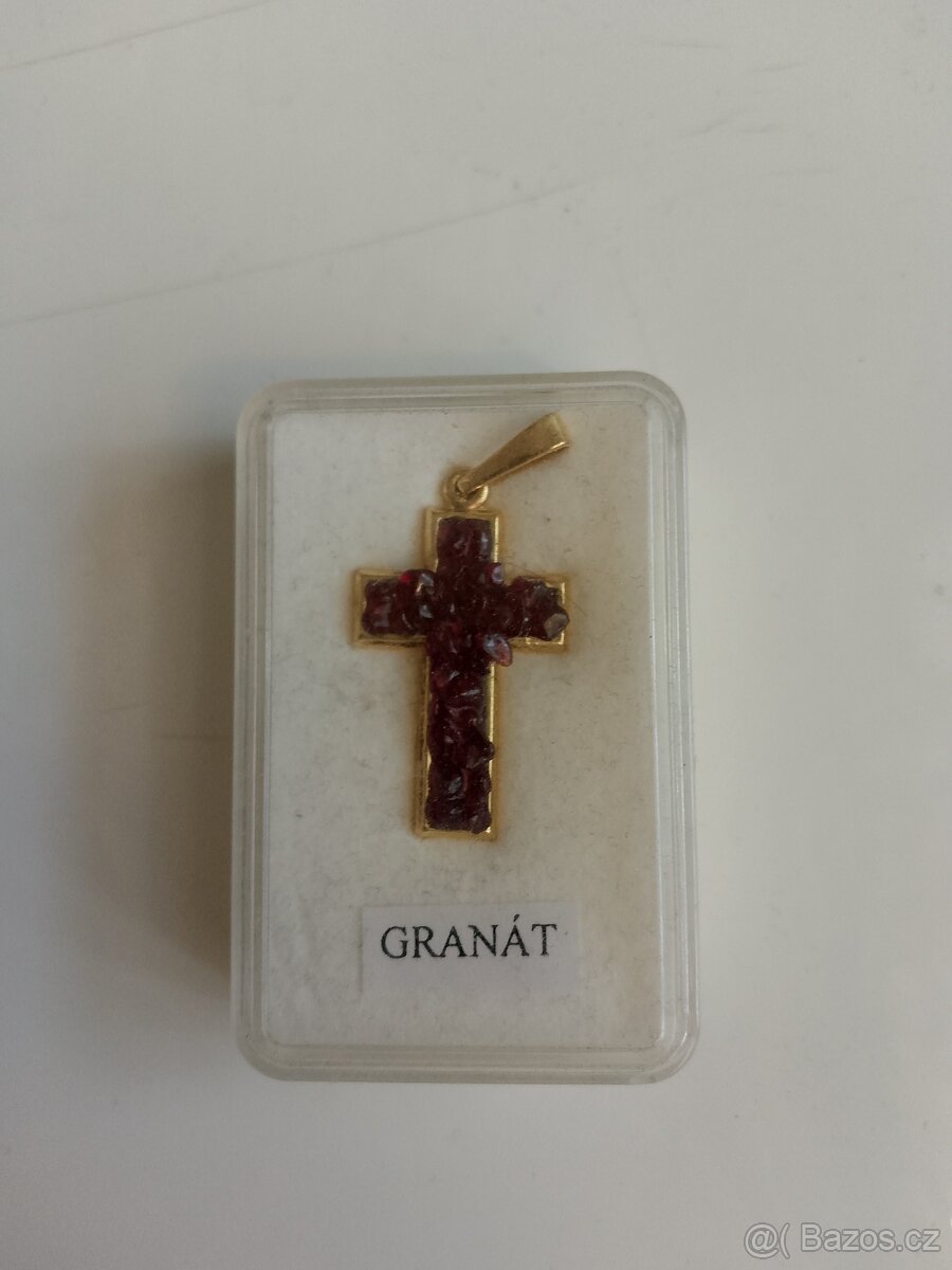 Křížek s granáty bižuterie/šperk