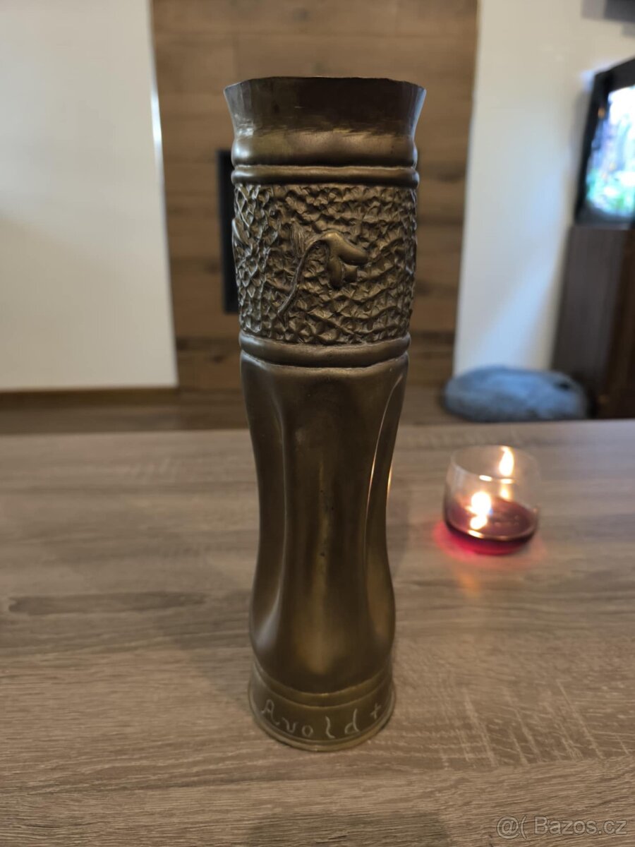 Tepaná váza z nábojnice