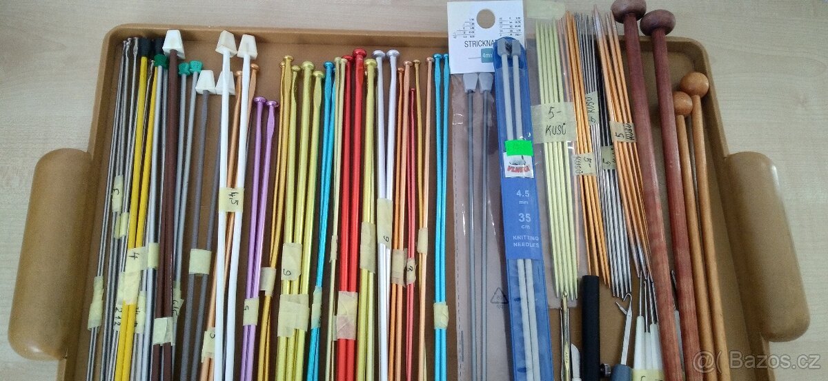 Pletací jehlice ,háčky, kruhové jehlice , kniha na háčkování