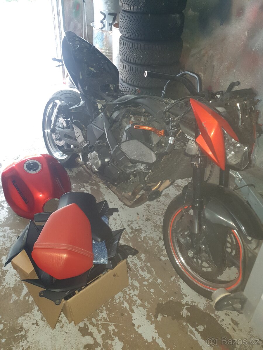 Prodám náhradní díly na Kawasaki Z 1000, r.v. 2007 - 2009
