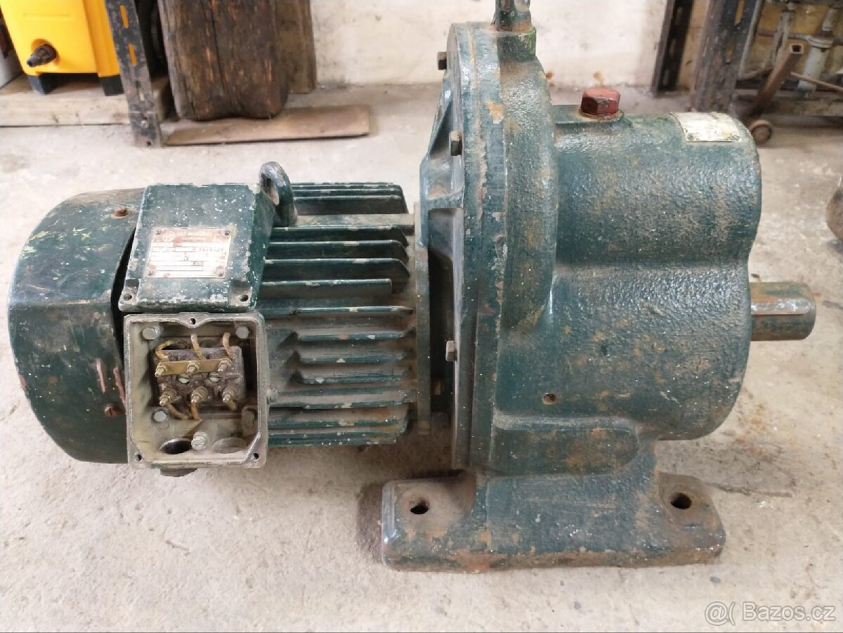 Elektromotor s převodovkou