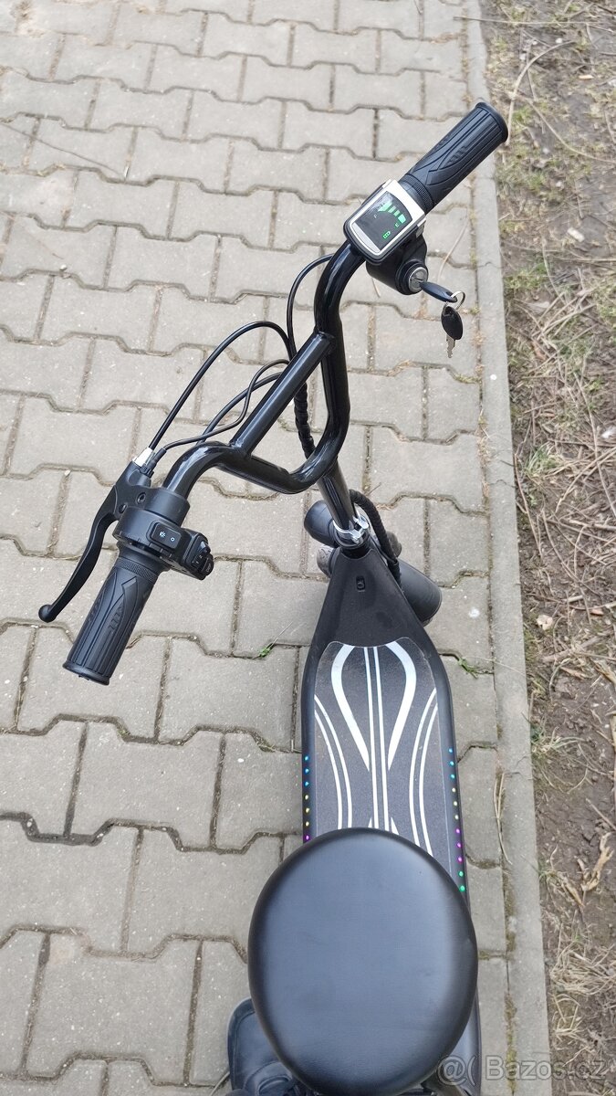 dětskou elektrokoloběžku 250 V.