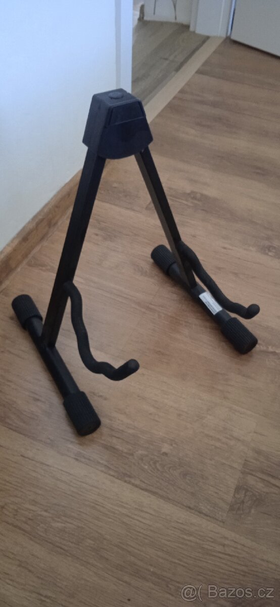 Stojan na kytaru, violoncello...