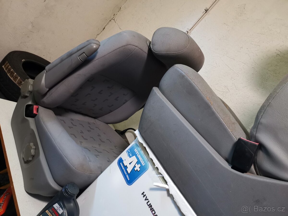 Prodám 2 × autosedačka VW T5, multivan