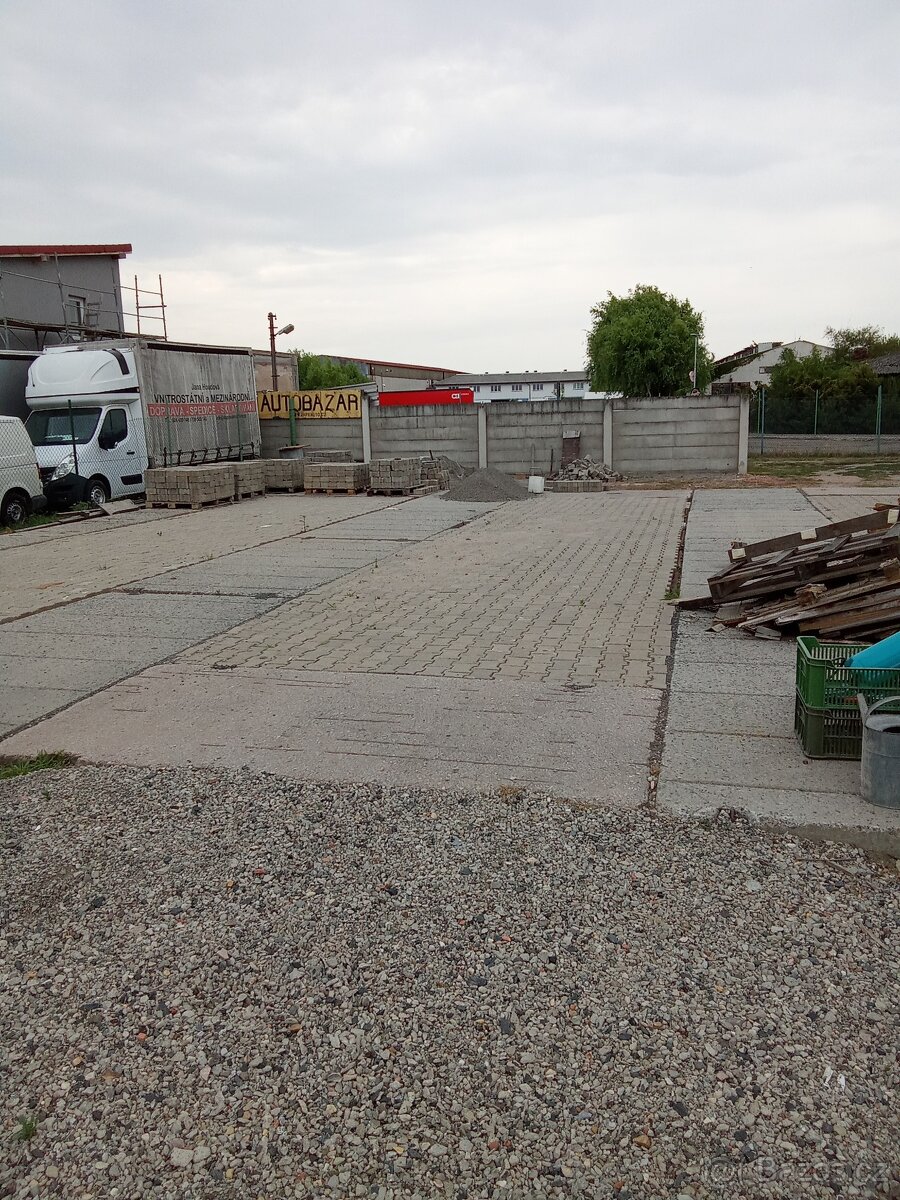 1000 m2 zpevněná plocha