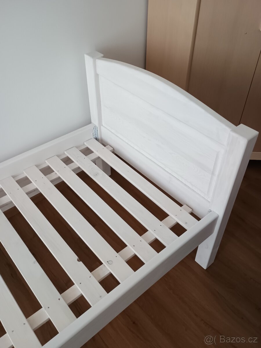 Postel z masívu.