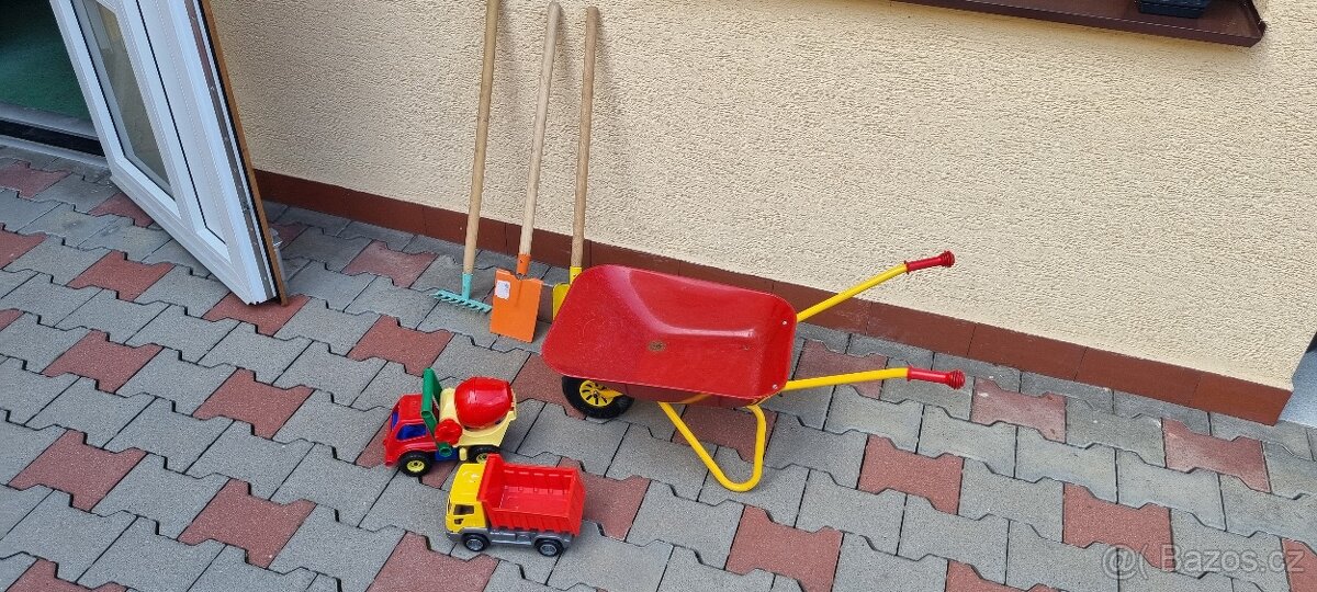 Prodám hračky na pískoviště.