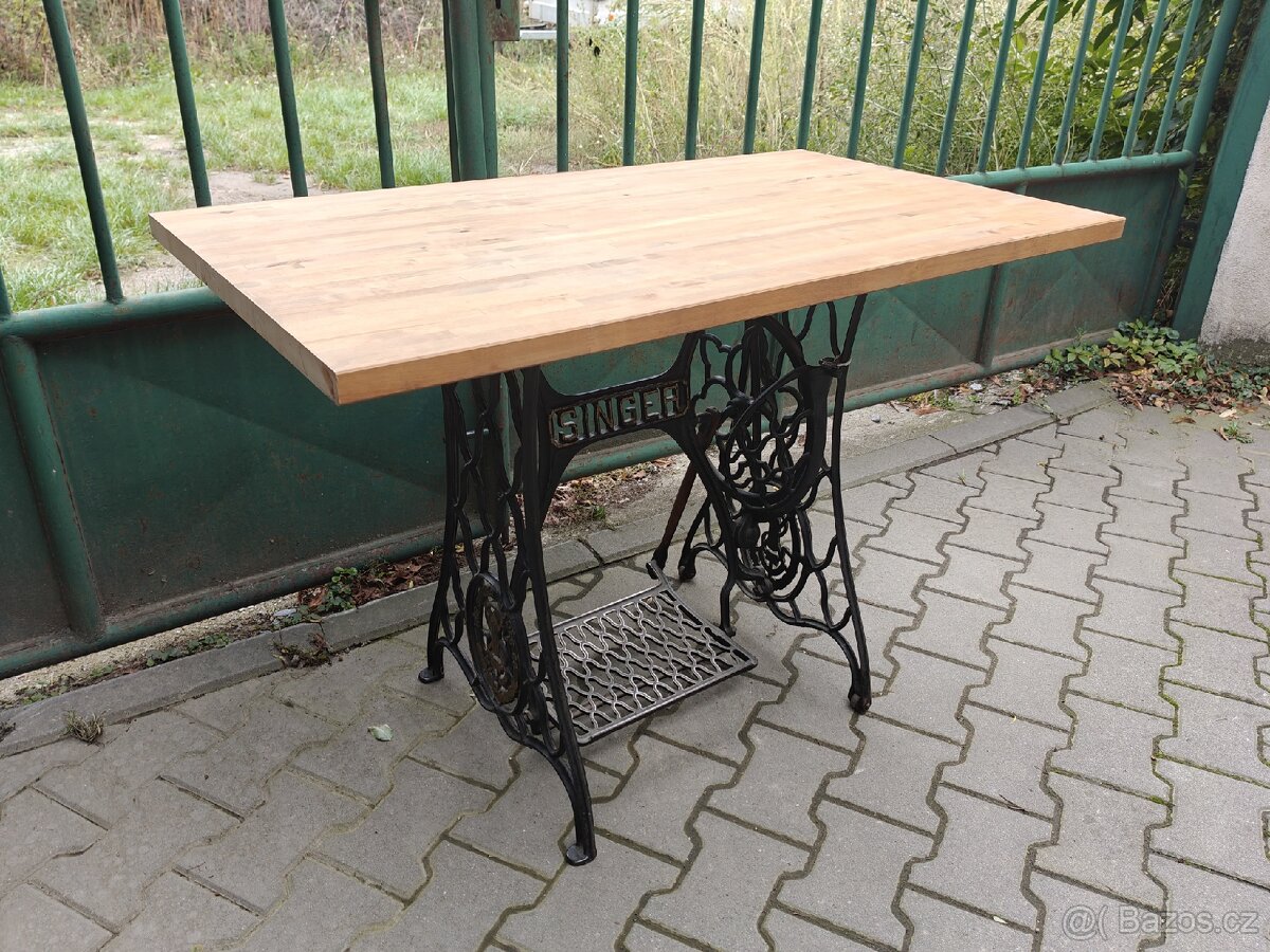 Stůl ze šicího stroje