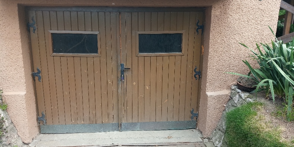 Dřevěné dvoukřídlé garážové vrata s okny + 6 kovaných pantů