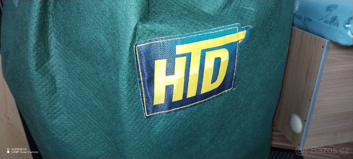 Plachta na zakrytí malého karavanu.