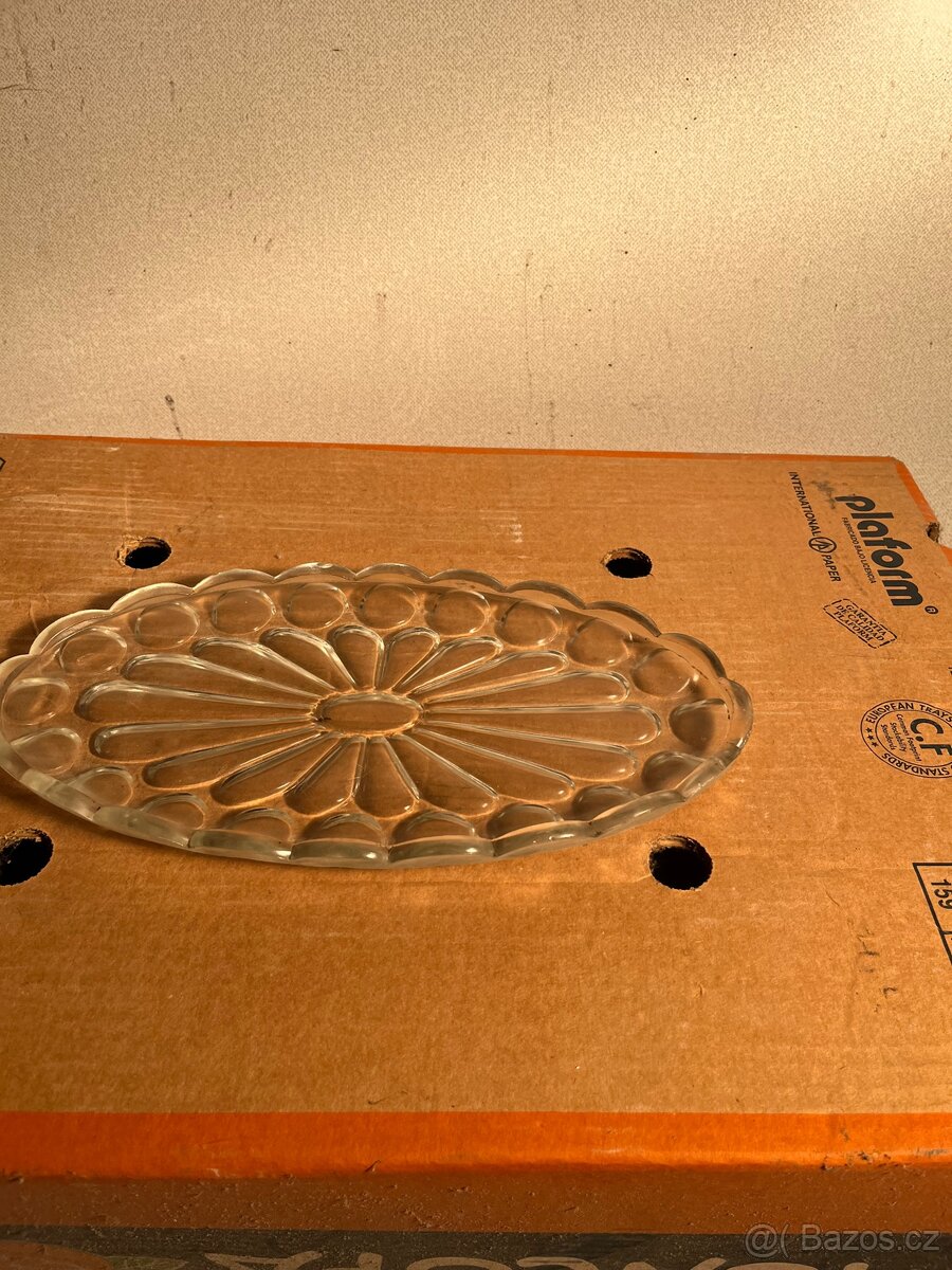 Oválná skleněná miska/tác - Broušený dekor