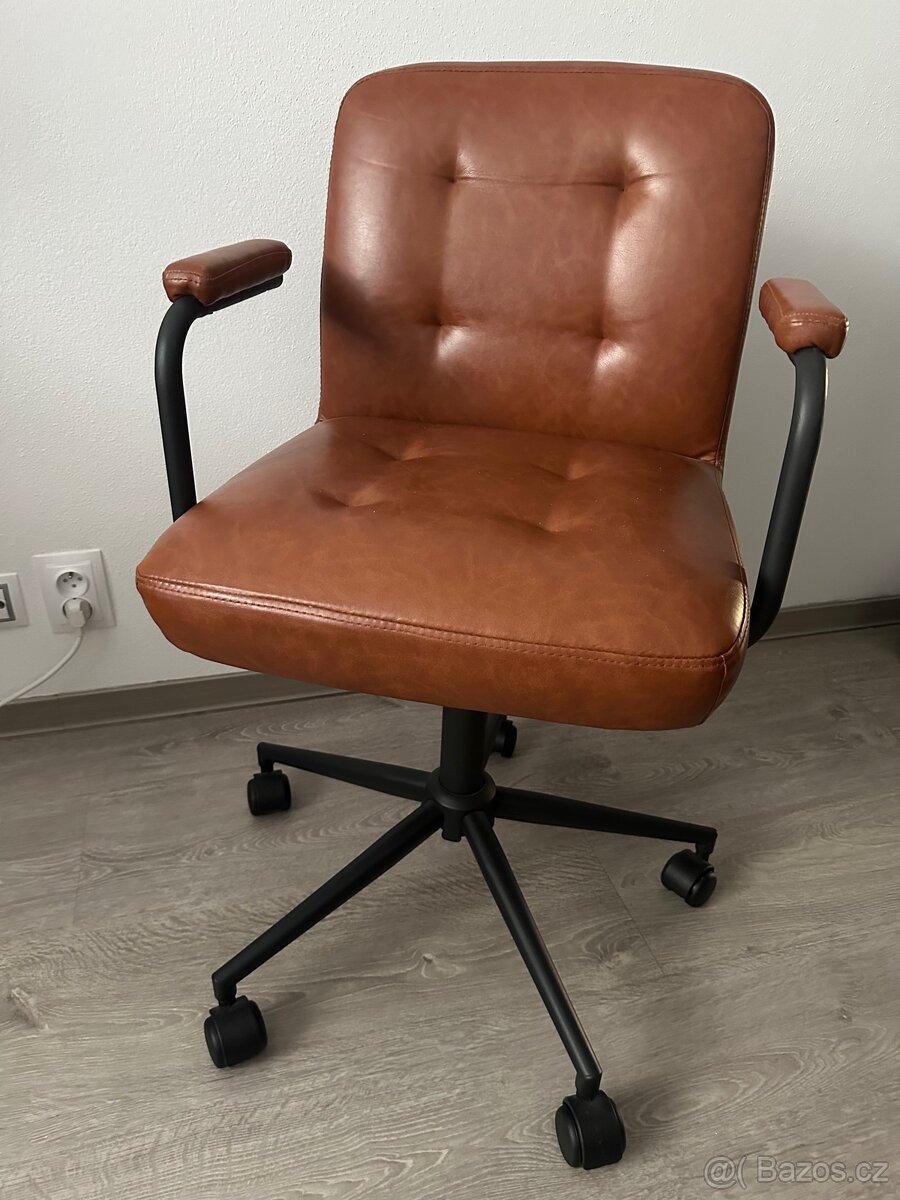 Polohovací otočné křeslo na kolečkách