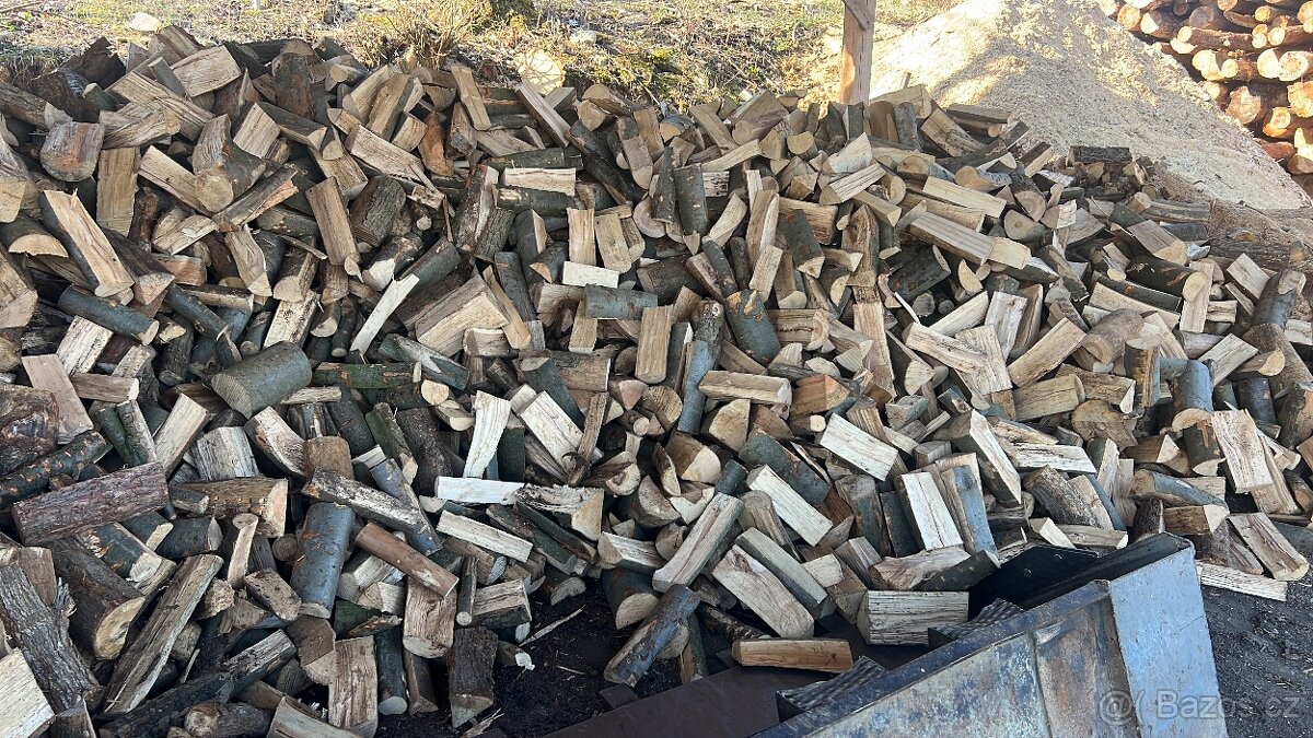 PALIVOVÉ DŘEVO, naštipané, nařezané.