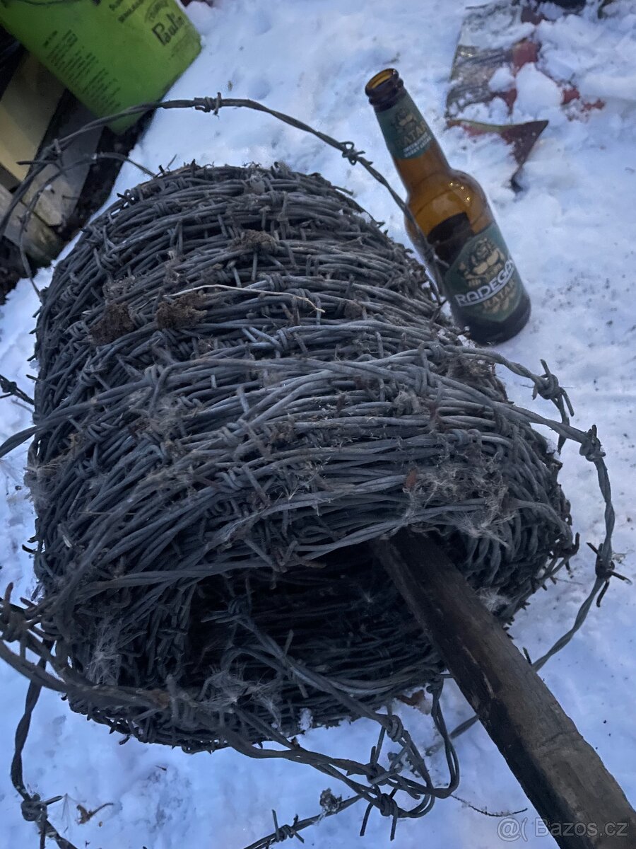 Ostnatým drát klubo