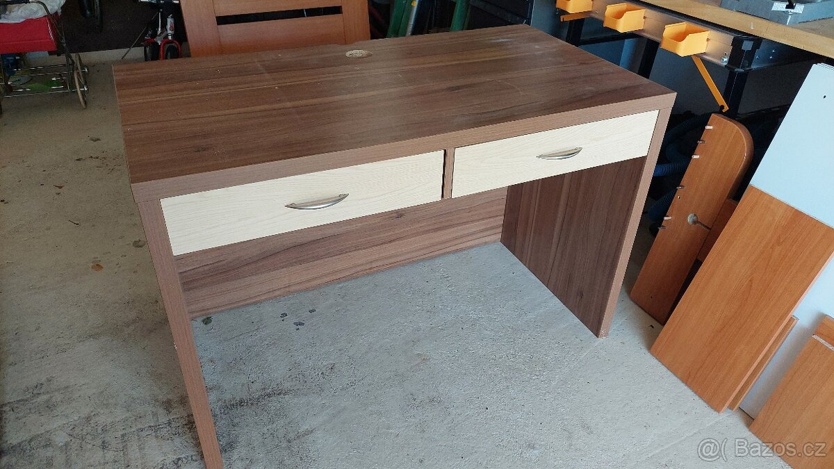 Pracovní stůl