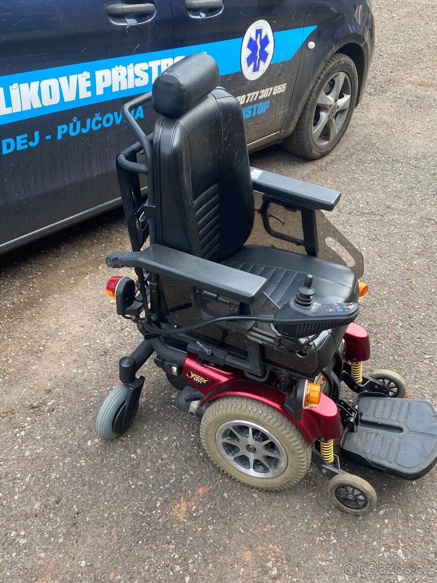 Invalidní elektrický vozík