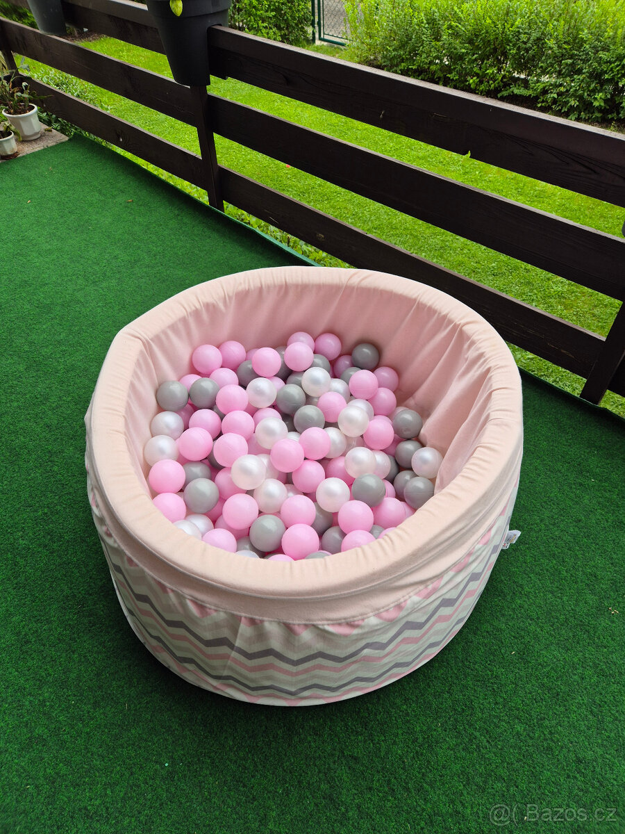 Dětský suchý bazének s kuličkami