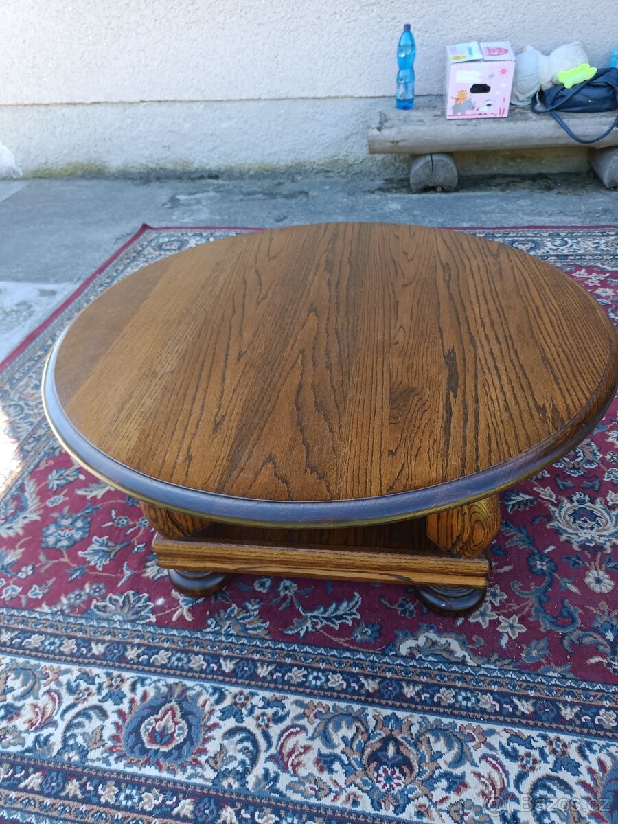 Rustikální dubový stolek se spodní deskou - kulatý .