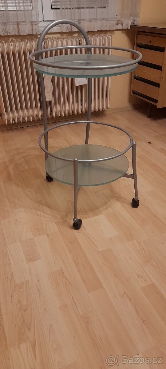 Odkládací skleněný stolek