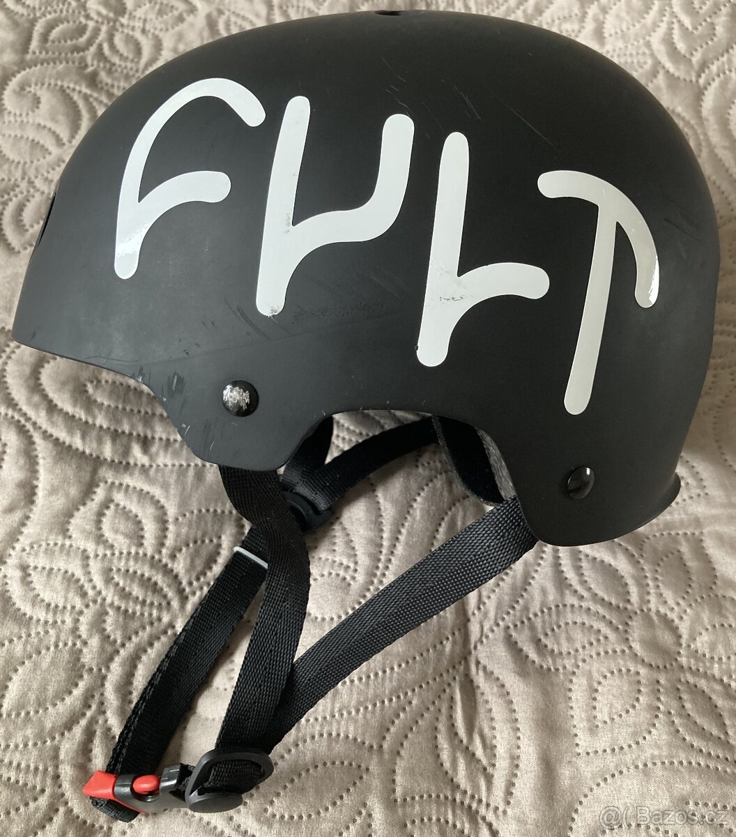 Značková helma pro freestyle sporty ADDICT, junior 48-52 cm