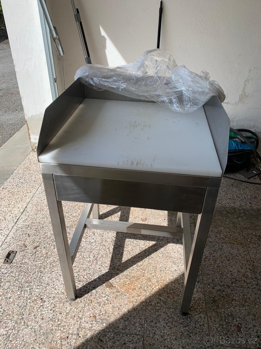 Nerezový špalek na maso