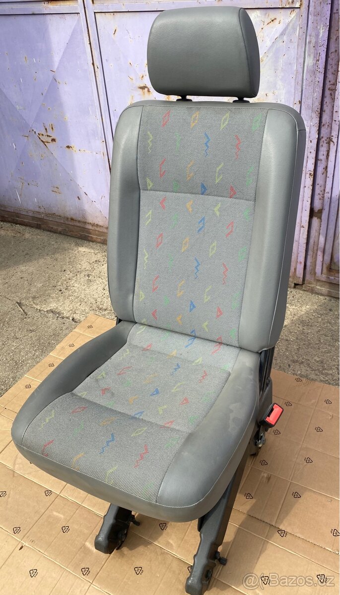 Prodám jedno sedsčku do druhé řady (sklápěcí) VW T5, T6