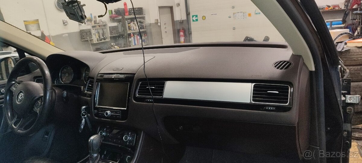 Airbagova sada palubka airbagy pásy hnědá barva Touareg 7p