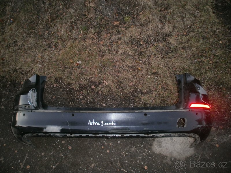 Zadní nárazník na Opel Astra J combi.