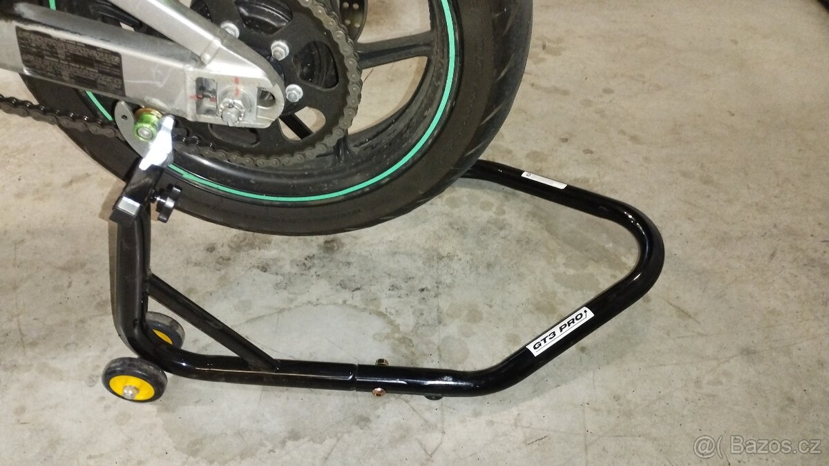 Zadni stojan na motorku
